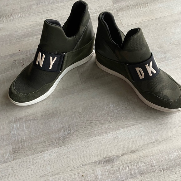 DKNY Wedged camo sneaker | size 10 - Picture 6 of 6